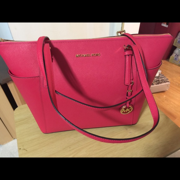 📦SOLD📦 Michael Kors Jet Set Saffiano Tote - Picture 1 of 4